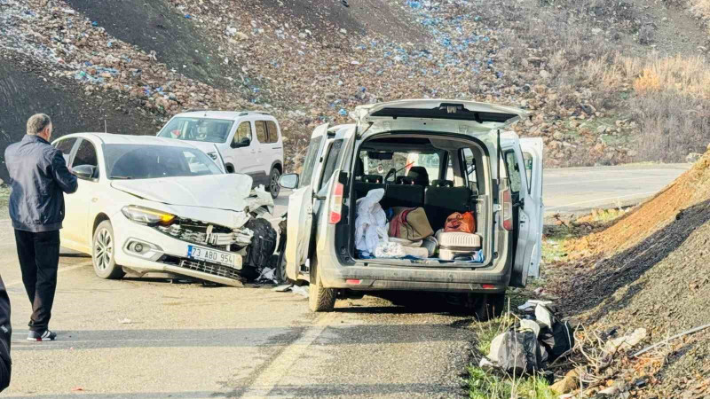 Şırnak’ta otomobil ile kamyonet kafa kafaya çarpıştı: 3 yaralı